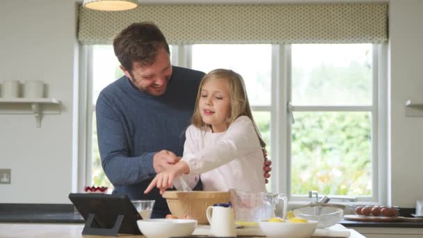 Padre Hija Pijama Hornear Cocina Casa Siguiendo Receta Tableta Digital — Vídeo de stock