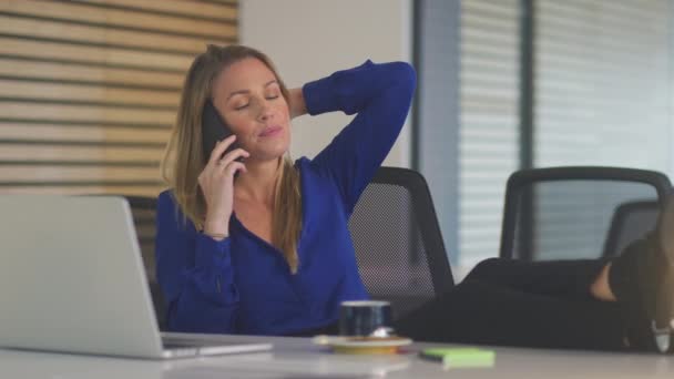 Mujer Negocios Joven Estresada Trabajando Hasta Tarde Hablando Teléfono Móvil — Vídeo de stock