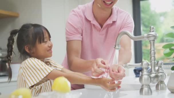 Asijské Otec Pomáhá Dcera Umýt Ruce Mýdlem Doma Zastavit Infekci — Stock video