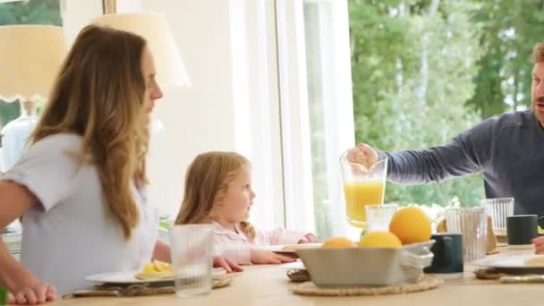 Familia Vistiendo Pijamas Sentados Alrededor Mesa Disfrutando Del Desayuno Panqueques — Vídeos de Stock