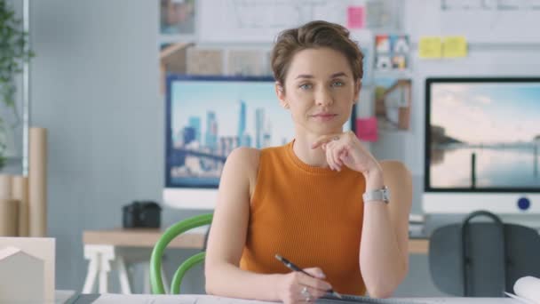 Retrato Sonriente Arquitecta Femenina Oficina Trabajando Escritorio Con Modelo Edificio — Vídeo de stock