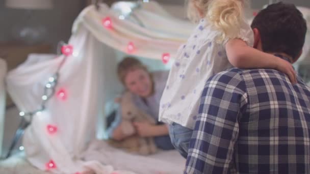 Küçük Kızıyla Birlikte Gülen Ebeveynler Evdeki Çocuk Odasında Yapımı Kampta — Stok video