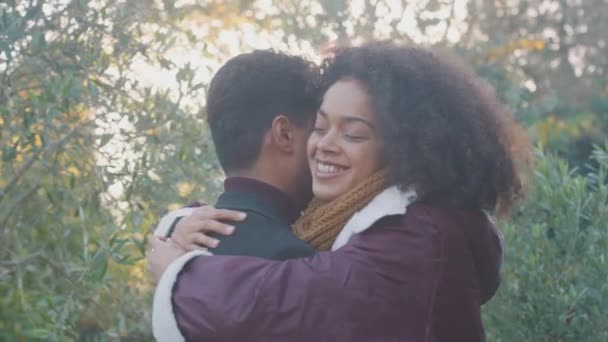 Amour Jeune Couple Réunion Étreinte Extérieur Automne Hiver Campagne Contre — Video