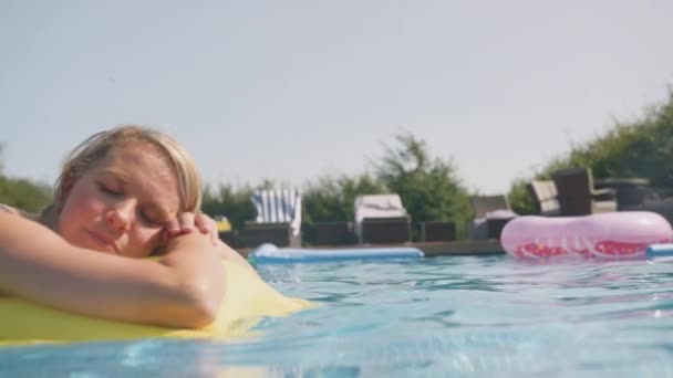 Bikini Giyen Bir Kadın Şişme Hava Yatağında Yüzüyor Yaz Tatilinde — Stok video