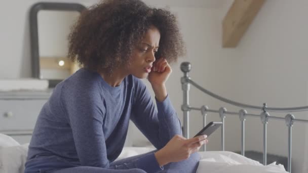 Δυστυχισμένη Γυναίκα Φορώντας Πιτζάμες Κάθεται Στο Κρεβάτι Κινητό Τηλέφωνο Είναι — Αρχείο Βίντεο
