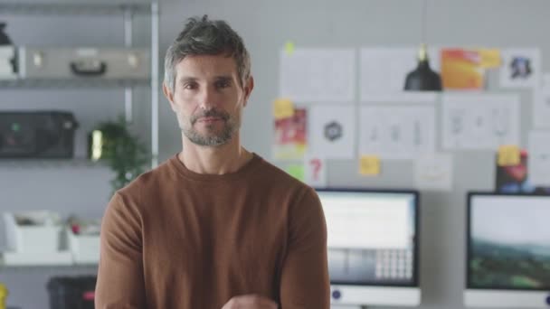 Yaratıcı Ofiste Çalışan Gülümseyen Olgun Adamının Portresi — Stok video