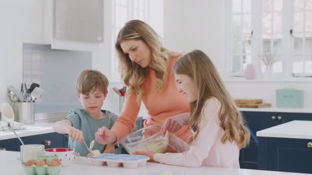 Madre Con Dos Hijos Cocina Casa Divirtiéndose Horneando Pasteles Juntos — Vídeos de Stock