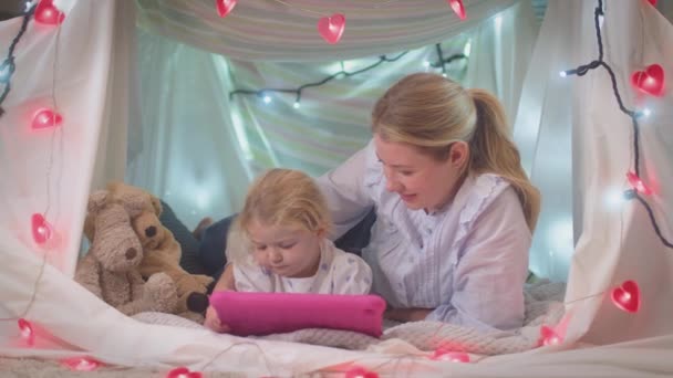 Dijital Tabletli Anne Küçük Kızı Evdeki Çocuk Odasında Kamp Kurmuşlar — Stok video