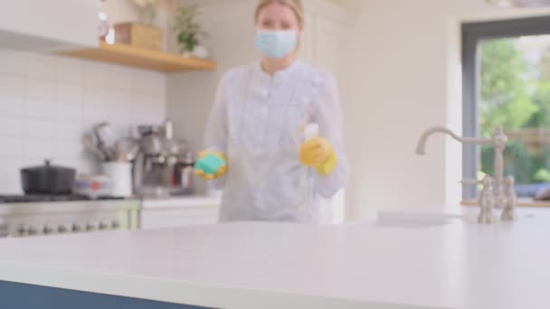 厨房里戴着面罩的妇女戴着橡胶手套 在大流行病期间用清洁剂冲洗工作面 慢动作射击 — 图库视频影像