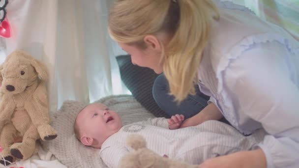 Sevgi Dolu Anne Bebek Oğlu Yumuşak Oyuncakla Oyun Oynuyor Evde — Stok video