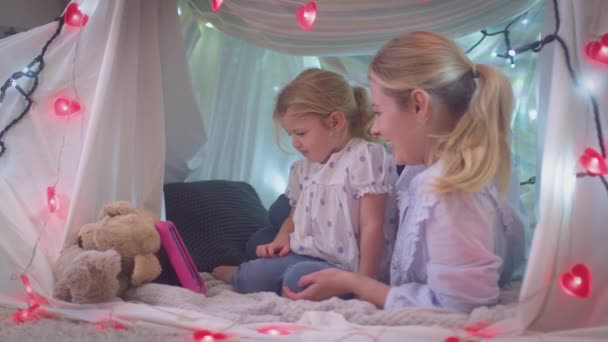 Dijital Tabletli Anne Küçük Kızı Evdeki Çocuk Odasında Kamp Kurmuşlar — Stok video