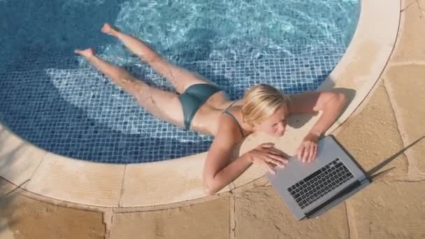 Накладний Знімок Жінки Бікіні Відкритому Повітрі Басейн Допомогою Ноутбука Комп — стокове відео