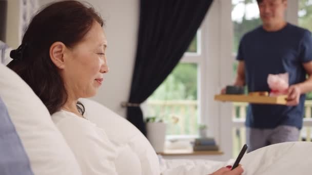 Mature Asiatique Homme Apportant Femme Utilisant Téléphone Mobile Petit Déjeuner — Video