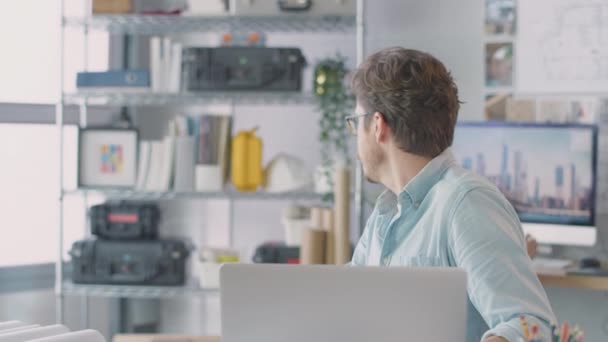 Ofisteki Erkek Kadın Mimarlar Bilgisayar Masalarında Çalışıyor Buluşmaya Katılıyorlar — Stok video