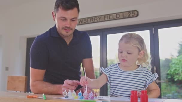 Baba Küçük Kızı Evde Oturmuş Yavaş Çekimde Dekorasyon Yaparken Eğleniyorlar — Stok video