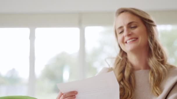 Uśmiechnięta Kobieta Siedzi Przy Stole Domu Przegląd Finansów Krajowych List — Wideo stockowe