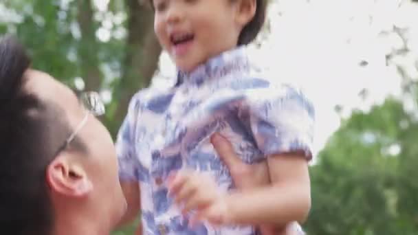 Asijské Otec Zvedání Smích Syn Vzduchu Jak Hrají Hru Zahradě — Stock video
