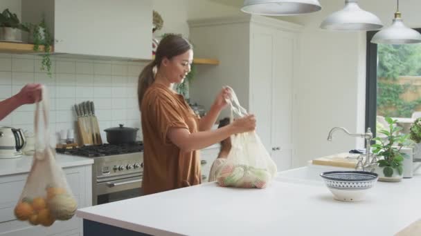 家庭の台所で袋からゼロ廃棄物の包装でアジアの家族 — ストック動画