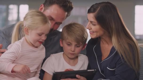 Familia Sonriente Pijama Sentada Sofá Divirtiéndose Usando Tableta Digital Juntos — Vídeo de stock