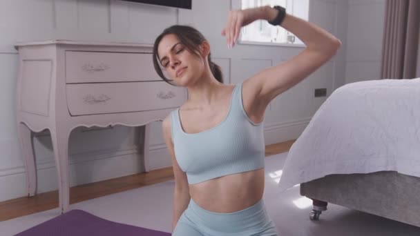 Mujer Haciendo Yoga Uniendo Las Manos Antes Estirarse Sentada Esterilla — Vídeos de Stock