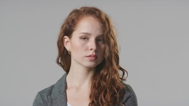 Head Shoulders Studio Porträtt Allvarliga Unga Affärskvinna Mot Vanlig Bakgrund — Stockvideo