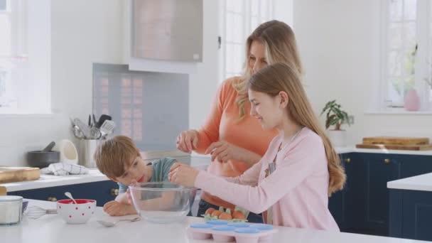 Мать Двумя Детьми Кухне Дома Весело Выпечки Торты Вместе — стоковое видео