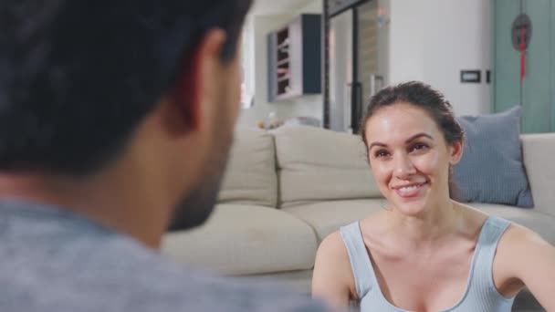 Casal Casa Conversando Depois Exercitar Casa Juntos Filmado Câmera Lenta — Vídeo de Stock