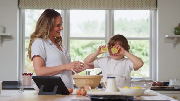 Madre Hijo Pijama Haciendo Caras Graciosas Con Limones Mientras Hornean — Vídeos de Stock