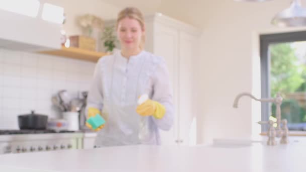 Mujer Casa Cocina Con Guantes Goma Limpiando Superficie Trabajo Con — Vídeo de stock