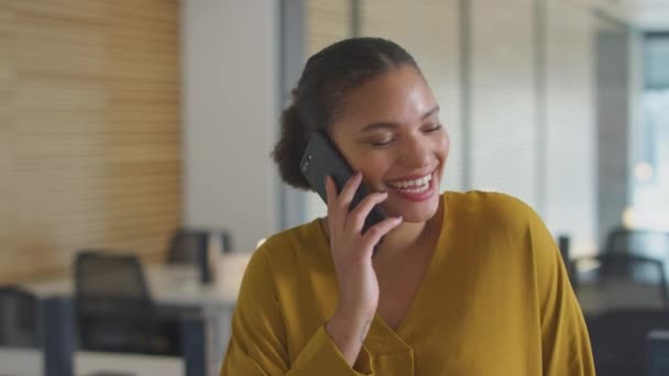 Молода Усміхнена Бізнес Леді Телефонний Дзвінок Стоячи Сучасному Офісі Відкритого — стокове відео