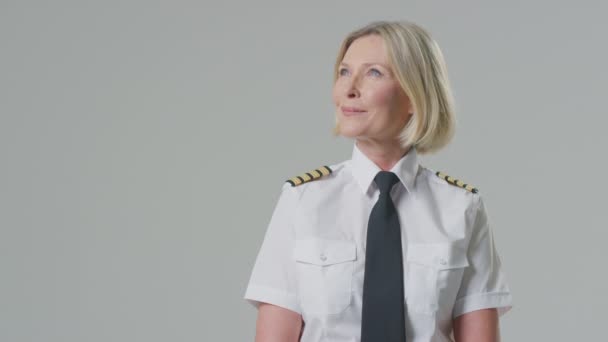 笑顔熟女航空機パイロットまたは平面的な背景を持つ船舶船長のスタジオ肖像 — ストック動画