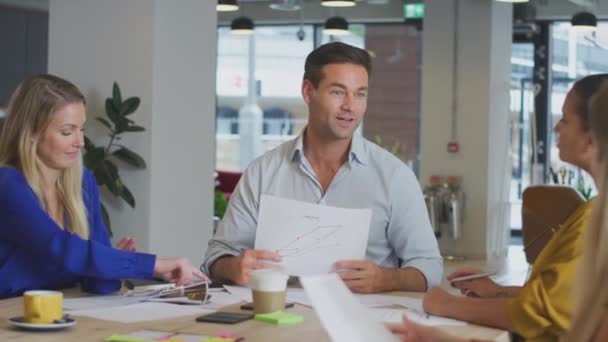 Equipo Negocios Que Tiene Reunión Sentada Alrededor Mesa Discutiendo Documento — Vídeo de stock