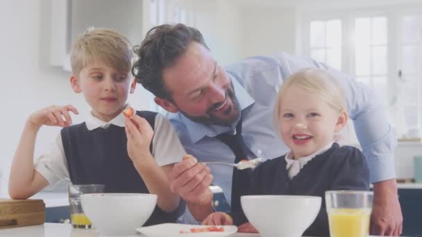 Vater Anzug Bedient Kinder Schuluniform Beim Frühstück Als Sich Auf — Stockvideo