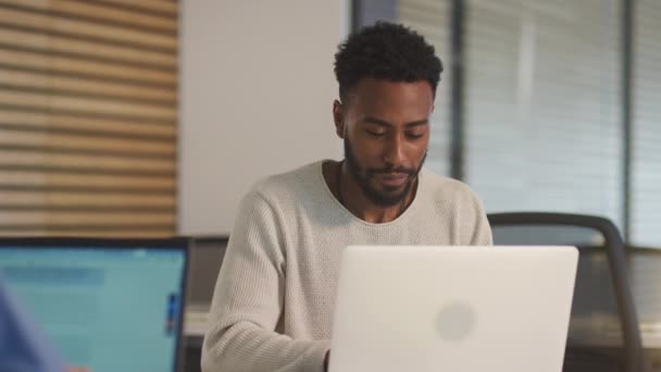 Dwóch Biznesmenów Pracujących Przy Biurkach Laptopach Omawiających Dokument Ekranie Nowoczesnym — Wideo stockowe