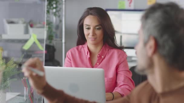 创意办公室的商人在透明屏幕上与女性同事交谈时的创作理念 — 图库视频影像