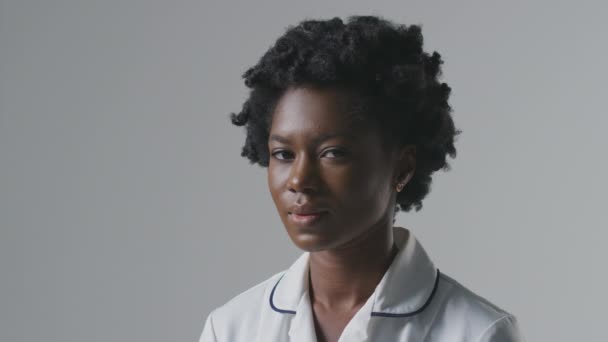 Portrait Studio Infirmière Sérieuse Uniforme Tournant Vers Caméra Face Contre — Video