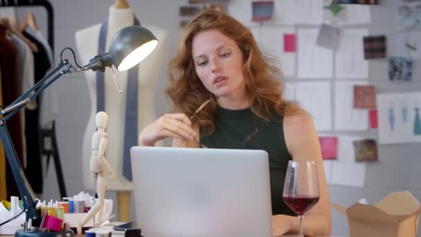Fáradt Női Tulajdonosa Divat Üzleti Üveg Bor Dolgozik Késő Laptop — Stock videók