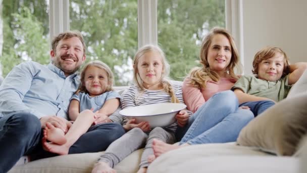 Familjen Sitter Soffan Hemma Skratta Och Titta Med Popcorn Tillsammans — Stockvideo