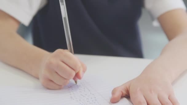 Αγόρι Στο Σπίτι Φορώντας Σχολική Στολή Κάνει Μαθηματικά Εργασίες Στο — Αρχείο Βίντεο