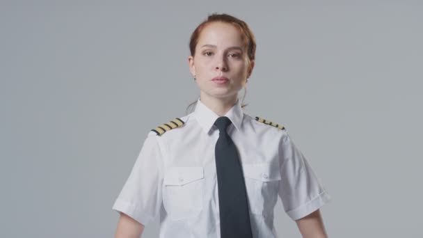 女性飞行员或船长在平淡背景下的工作室肖像 — 图库视频影像