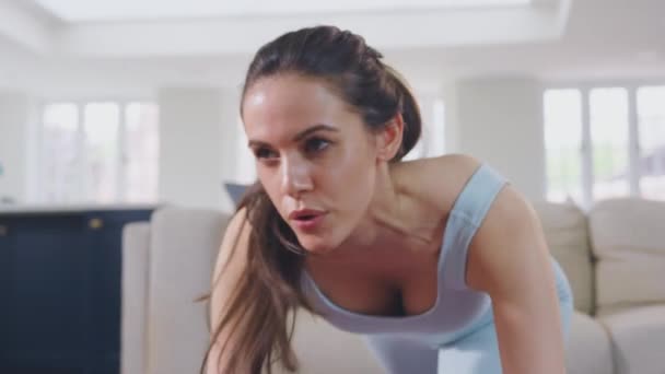 Γυναίκα Ρούχα Γυμναστικής Στο Σπίτι Στο Σαλόνι Κάνει Διατάσεις Και — Αρχείο Βίντεο
