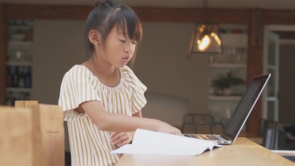 Jung Asiatisch Mädchen Zuhause Schooling Working Bei Tisch Using Laptop — Stockvideo