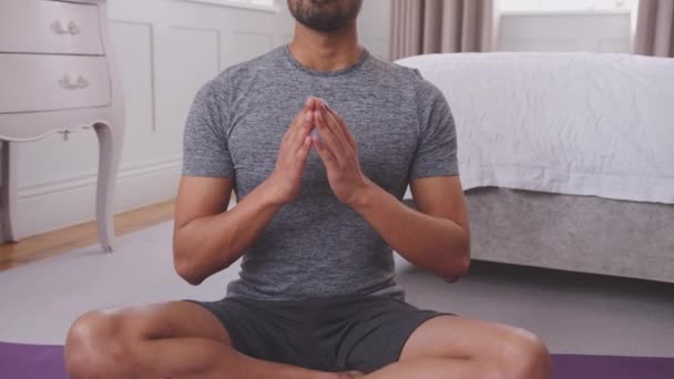 Man Sitting Yoga Mat Bedroom Home Wearing Virtual Reality Headset — Stock Video