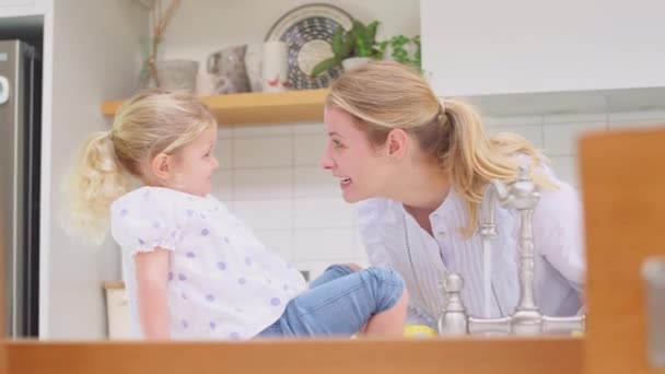 Annem Mutfakta Lastik Eldiven Takıyor Küçük Kızımla Birlikte Lavaboda Bulaşık — Stok video