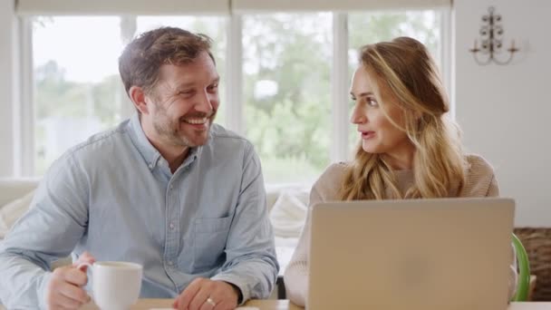 家庭でのカップル ラップトップコンピュータを使用した製品やサービスのオンライン購入 — ストック動画
