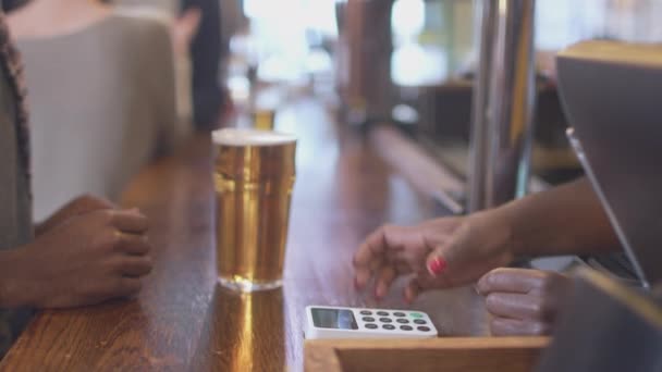 Άνδρας Πελάτης Στο Μπαρ Κάνοντας Ανέπαφη Πληρωμή Για Ποτά Έξυπνο — Αρχείο Βίντεο