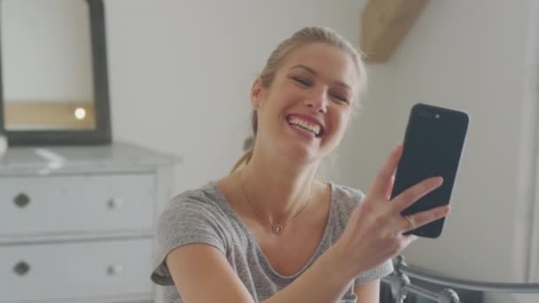 Femme Avec Téléphone Portable Portant Pyjama Ayant Chat Vidéo Assis — Video
