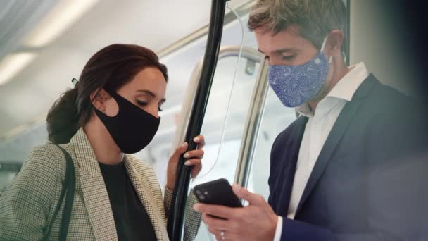 Business Commuters Stand Train Carriage Com Telefones Celulares Vestindo Máscaras — Vídeo de Stock