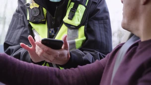 Närbild Manliga Förare Stoppas Kvinnliga Trafikpolis Med Anteckningar Mobiltelefon — Stockvideo