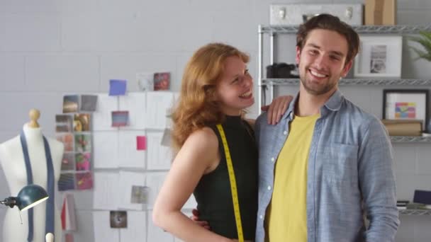 ファッションスタジオで一緒に立ち上がる愛のカップルの肖像画 — ストック動画